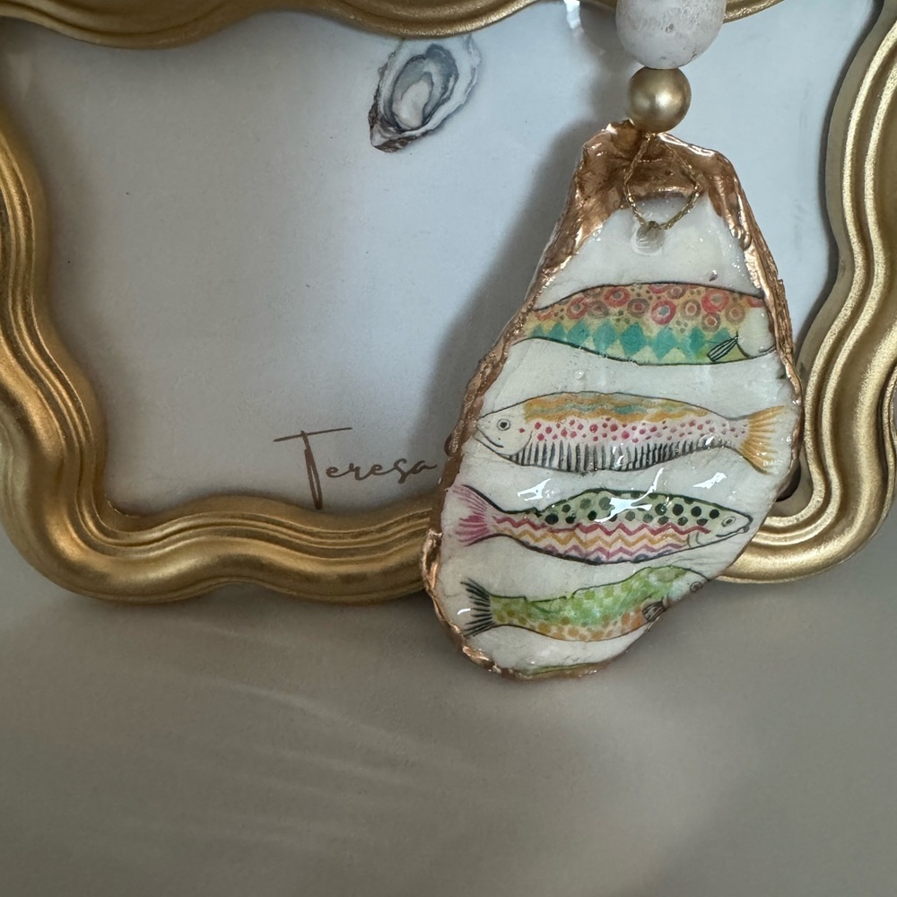 Vibrant Fish Wine Bottle Charm Oyster Shell - Picture 6 of 6